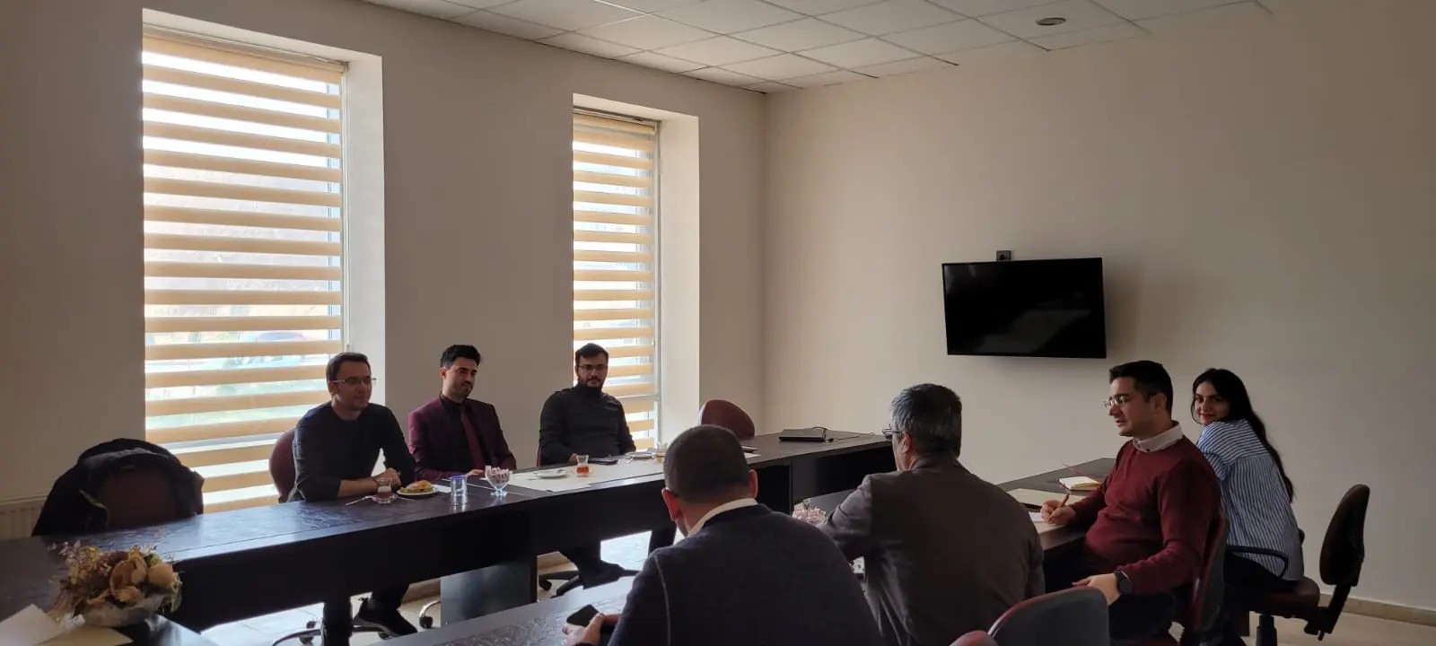 Firmalarımızın kendi içindeki ticari etkinliğini artırmak ve aynı zamanda firmalarımızı akademisyenlerimiz ile tanıştırmak amacıyla toplantılar gerçekleştiriyoruz